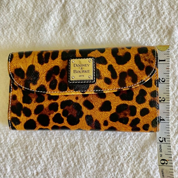 Dooney and Bourke cheetah leopard wallet - Picture 2 of 16
